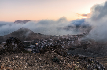 Туманный вечер... / Первый раз увидела такое явление. Вечер. Туман собирается над морем и, плавно окутывая горы, перетекает на другую сторону полуострова. Джан-Кутаран словно спрятался под туманным покрывалом. Волшебство Киммериии.