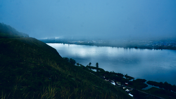 «Был белый утренний час» / Вид на Енисей и Правобережный Красноярск с Афонтовой горы, последней вершины Саянского хребта, на которой расположен Красноярский Академгородок.