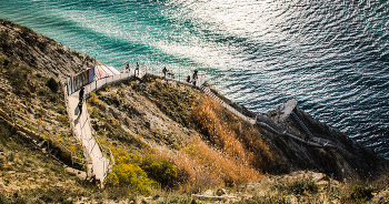 800 ступеней / Ноябрь . 
Испытать себя . 
Спустится ,искупаться и заново подняться .