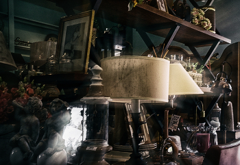 В антикварной лавке / В мир седой старины погружаться
 Я готов, позабыв обо всём.
 Но в реальность опять возвращаться
 Наступает момент..