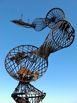 Золотая рыбка / Вид снизу. Памятник (или скульптура) установлен в одном славном городе.