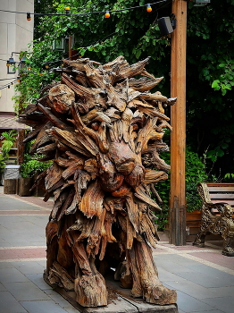 Неожиданно в Калуге / Неожиданно в Калуге встретилось такое вот чудо. К сожалению, никакой информации об авторах не было. 

Kaluga, street, a miraculous sculpture (there was none indication of the author's name)