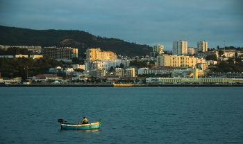 Утро у берега Португалии / Одинокий рыбак на восходе у Города Сетубал, Португалия.
