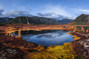 Портал... / Внимание!!! Поездку на кольский в ноябре переношу на неделю вперед с 22-по 30.11. Можете присоединиться. Осталось ОДНО место. Кандалакша, Кировск, Верхнетуломский

На фото озеро Джека Лондона, сентябрь 2025

Следующая моя поездка в Момский НацПарк запланирована на конец августа 28-го года.
Напомню, что в 26-м на озеро Джека Лондона поеду весной на цветение Рододендрона, в конце июня. Группа набирается. Скоро настанет пора покупки авиабилетов. Пишите, звоните....
И, традиционно, осень на Джеке. Набор группы в самом разгаре
В 27-м году следующая поездка в Архангельскую область на золотую осень в конце сентября. Программу буду увеличивать до двух недель. Т.к. очень много передвижений, просто не успеваем впитать в себя душевность этих мест. А очень хочется просто побродить и напиться вдоволь...

Пока готовлюсь к очередным путешествиям...На НГ в Ворзогоры могу взять ещё одного человека. Можно поехать в Кимжу в начале февраля. Анонсы на сайте phototourtravel.ru
Подписывайтесь в MAX https://max.ru/u/f9LHodD0cOLOq7OZwTlN2lzsjKg3fxnzBwh4lQ5ht9zDTiYp8yWjD7FBZN0