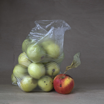 Красное яблоко / Натюрморт не голландский