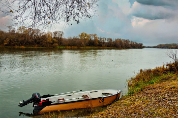 Осенний вечер, лодка на причале. / ***