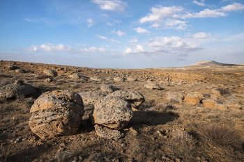 &quot;Долина шаров&quot; / Таких шаров здесь тысячи! Правда форма большинства из них уже далека от идеала, они больше напоминают обычные камни. Мангистау, западный Казахстан