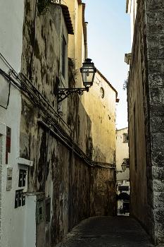 Старые стены / Где-то далеко