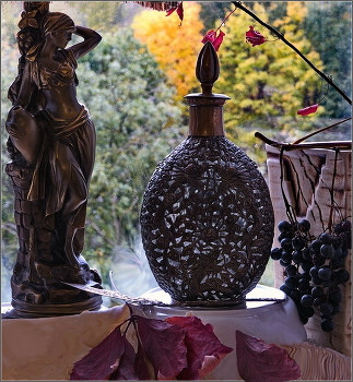 Окно в осень / С винтажным графином, статуэткой, последними листьями, девичьим виноградом. Серия Exposition.