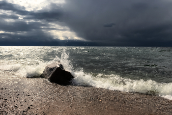 Небольшой шторм / Байкал. п. Листвянка. Небольшой шторм.Но кроме небольших волн мне больше всего понравился свет.. освещение было как на заказ... Море в темной стороне и берег подсвечен солнцем.