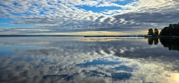 Купалось небо в озере... / Карелия, Петрозаводск, 2025 год