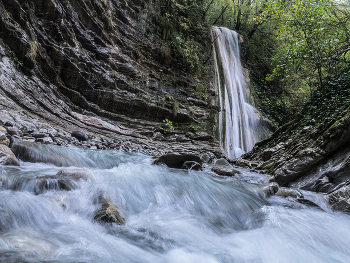 Горный поток / Горный поток в ущелье Кавказа