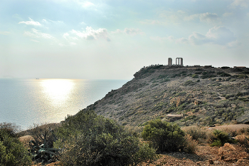 Храм Посейдона / Вид на древний храм у берега моря