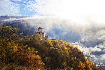 Сентинский храм 10 века. / Осень в горах Кавказа. Октябрь 2025.