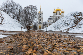 Успенский Собор под первым снегом. / Первый снег падает и тает.