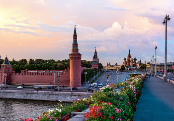 Московский Кремль. / Вид с моста на Кремль и Васильеский спуск
