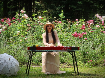 В усадьбе / Серия &quot;Усадьба&quot;. Концерт на фоне розария, закрытие выставок и конкурсов на пленэре 2025 в бывшем имении начала ХХ века на территории города

Pleinair sessions with exhibitions and contests of artists and photographers in the garden of an aristocratic house dating back to early XX century