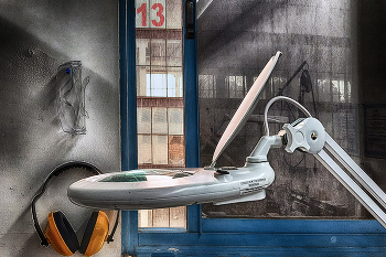 Рабочее место... / Защитные очки, наушники,
Стекла увеличительного свет
Знакомьтесь - мой рабочий кабинет...