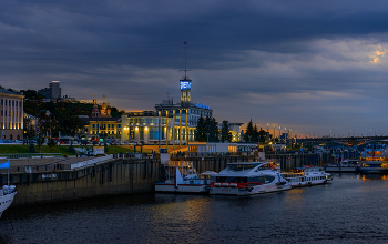 Речная парковка / Вечер на Волге. Речной вокзал Нижнего Новгорода.