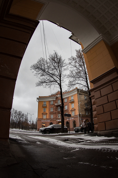 &nbsp; / Ноябрь давит серым небом... 
Зато обращаешь внимание на цвет домов.