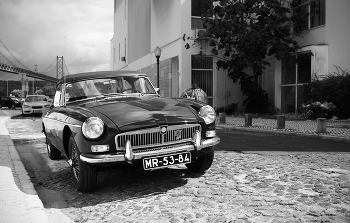 Ровесник.... / Португалия, Лиссабон, у моста им. 25 апреля. 
Автомобиль MGB Rodster 741 1962
(Думаю именно этот экземпляр чуть младше.... модель выпускалась лет 15... Но последние авто были с другими элементами кузова... Это из первых 5-6 лет выпуска..)