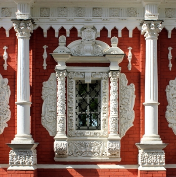 Белокаменная резьба / Снаружи и внутри Строгановская (Рождественская) церковь в Нижнем Новгороде украшена белокаменной резьбой, в том числе окна, порталы входов, приставные колонны.
Окна церкви обрамлены объёмными наличниками, мотив которых свой на каждом из трёх ярусов здания.