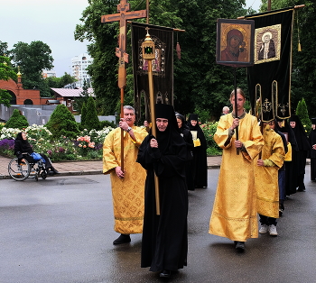 Монастырь. Крестный ход. / Монастырь. Праздничная служба.