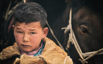 Молчаливый диалог / В этом тихом диалоге нет вопросов и ответов.
Только два взгляда, встретившиеся посреди бескрайних монгольских просторов.
Степь хранит такие моменты лучше любых слов.
Эти мгновения нельзя поставить, придумать или повторить.
В них есть что-то большее, чем просто встреча.
И остаётся на фотографии навсегда...

Западная Монголия, сентябрь 2025г.
Приглашаю в начале осени 2026г. на Алтай и в Западную Монголию.
Анонсы поездок на сайте.
© phototravel.pro