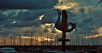 На фоне догорающего заката ... / И в ночь уходящего пирса.