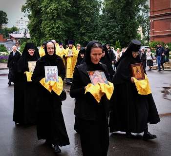 Монастырь. Крестный ход. / Монастырь. Праздничная служба.