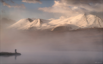 Созерцая красоту / Горный Алтай, плато Укок, утро на Гусином озере.
Отличительной его особенностью является практически каждодневный утренний туман в августе месяце и множество перелетных птиц.
Ну и наверное отсюда наиболее живописно раскрывается хребет Табын-Богдо-Ола ( Таван-Богдо-Ула ).
До него чуть ли ни рукой подать ….

Анонсы поездок в 2026г. на плато Укок и не только уже на сайте.
Некоторые маршруты еще в процессе формирования.
Обязательно будут осенние поездки по Горному Алтаю и Западной Монголии.
https://phototravel.pro/phototravel2026/