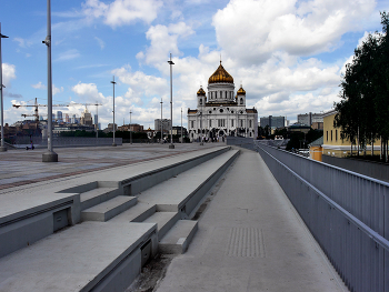 Храм Христа Спасителя / Храм Христа Спасителя в Москве. Вид с Патриарего моста. Июнь 2024.