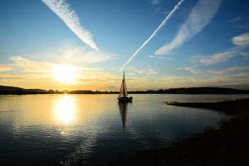 Вечер на реке. / Час вечера на осенней реке.