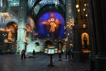 В храме Вооружённых сил / Сегодня храм ВС РФ — один из самых посещаемых в России. Сюда приезжают не только за молитвой, но и чтобы увидеть масштабный культурно-исторический проект, в котором сплелись история, память и искусство.