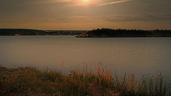 Свет над озером-рассвет коснулся глади, / ***