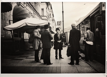 Джентльмены в цилиндрах / Лит-печать на просроке 35 лет. Вчера на авито не успел пачку Униброма 100 листов 30х40 купить, кто-то опередил. Что-то редко теперь хорошая бумага попадается, наверно раскупили. А свежая почему-то не литуется, что Славич, что Ilford. Наверно серебра не докладывают.