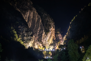 Khidikari Cliffs In Night / Скалы Хидикари и мост через Риони с ночной подсветкой
Грузия, Рача