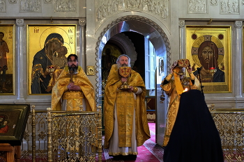 Монастырь. Праздничная служба. / Божественная Литургия.