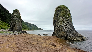 Скальные останцы / Скальные останцы разной формы возвышаются на берегу Охотского моря по пути к мысу Столбчатый на острове Кунашир.
