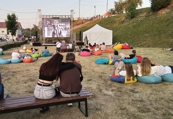 вечер / открытый кинотеатр..парочка)