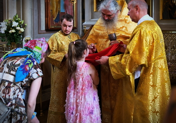 Дети в церкви. / Святое Причастие.