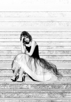 О чем-то задумалась девушка. / ***