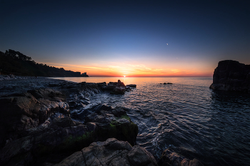Sunset In Adjari Cliffs / Красивый осенний закат в аджарских скалах на побережье