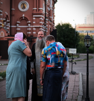 Монастырь. Повседневная жизнь. / После службы. Разговор по душам.