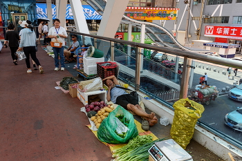 Торговля... / Надземный переход через улицу. Янцзи, Китай, 07 24