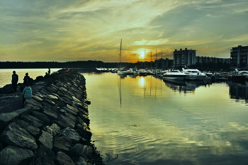 На закате осеннего дня / «Уж небо осенью дышало, 
уж реже солнышко блистало, 
короче становился день...» 

Вуосаари, Хельсинки