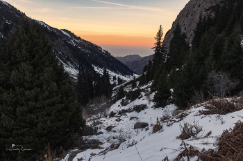 Горные дали.. / Урочище Ворота Туюк-Су
По дороге на Чимбулак
Алматинские горы