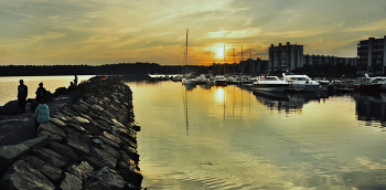 На закате осеннего дня / «Уж небо осенью дышало, 
уж реже солнышко блистало, 
короче становился день...» 

Вуосаари, Хельсинки