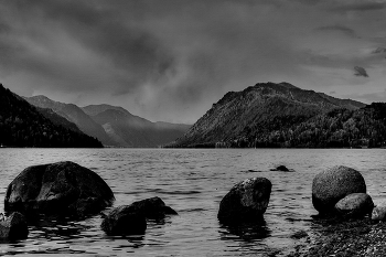 *Пасмурно.** / *Телецкое озеро.**