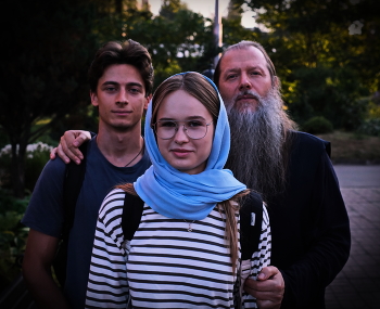 Монастырь. Повседневная жизнь. / После службы и разговора по душам... фотография на память.